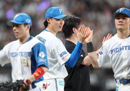 日本ハム対西武　試合後、ナインを出迎える山崎福也(撮影･黒川智章)