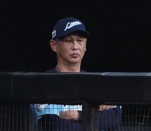 日本ハム対西武　試合を見つめる西口文也監督(撮影･黒川智章)