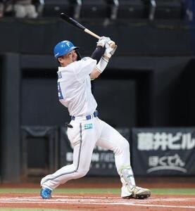 日本ハム対西武　1回裏日本ハム2死二塁、2点本塁打を放つ郡司裕也(撮影･黒川智章)