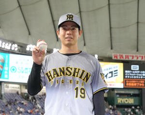 巨人対阪神　プロ初勝利の阪神下村海翔は記念球を手に笑顔(撮影･足立雅史)