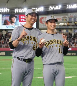 巨人対阪神　プロ初勝利の阪神下村海翔(右)は藤川球児監督と笑顔で記念撮影(撮影･足立雅史)