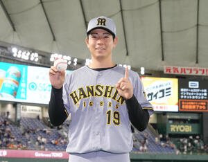 巨人対阪神　プロ初勝利の阪神下村海翔は記念球を手に笑顔(撮影･足立雅史)