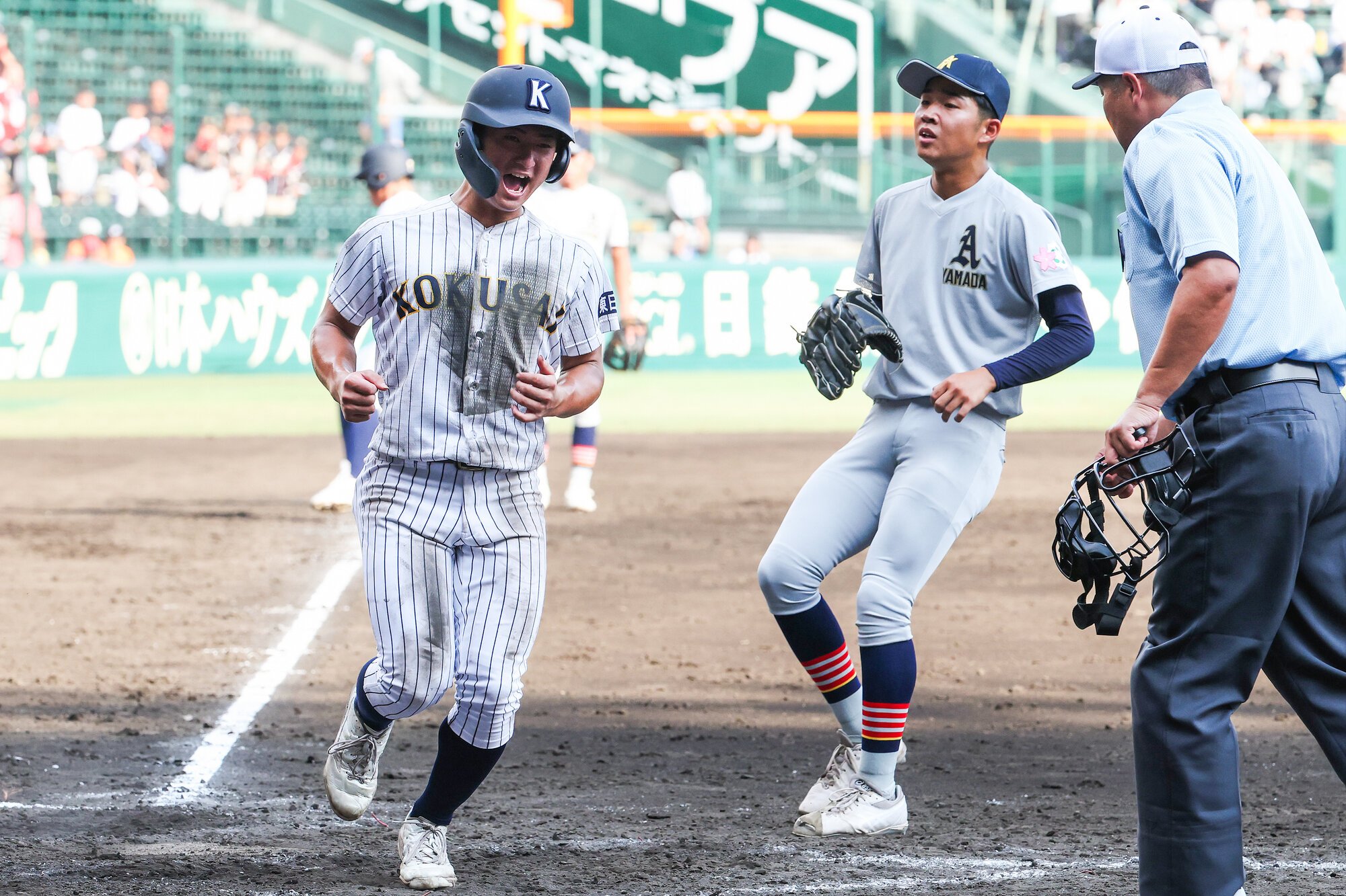 青森山田―東日大昌平　五回裏東日大昌平2死満塁、打者金沢匠の時、青森山田の投手川久保の暴投で三塁走者渡辺が生還=有元愛美子撮影