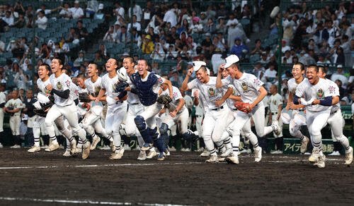 佐野日大対神村学園　神村学園に勝利し、笑顔で応援席に向かう佐野日大の選手たち(撮影･河田真司)