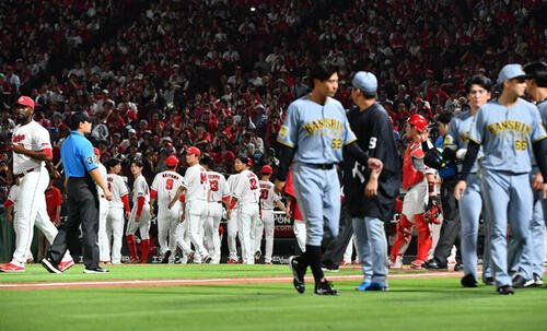 2026年7月19日、広島対阪神　8回表阪神2死二塁、大山悠輔への死球で警告試合を宣告され、ベンチへ戻る広島ナイン(左側)と阪神ナイン