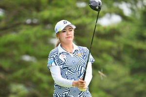 4番、ティーショットに臨む桑木志帆(撮影･滝沢徹郎)