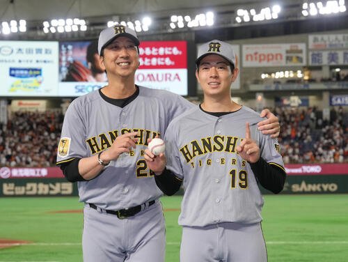 2026年8月13日、巨人対阪神　プロ初勝利の阪神下村海翔(右)は藤川球児監督と笑顔で記念撮影