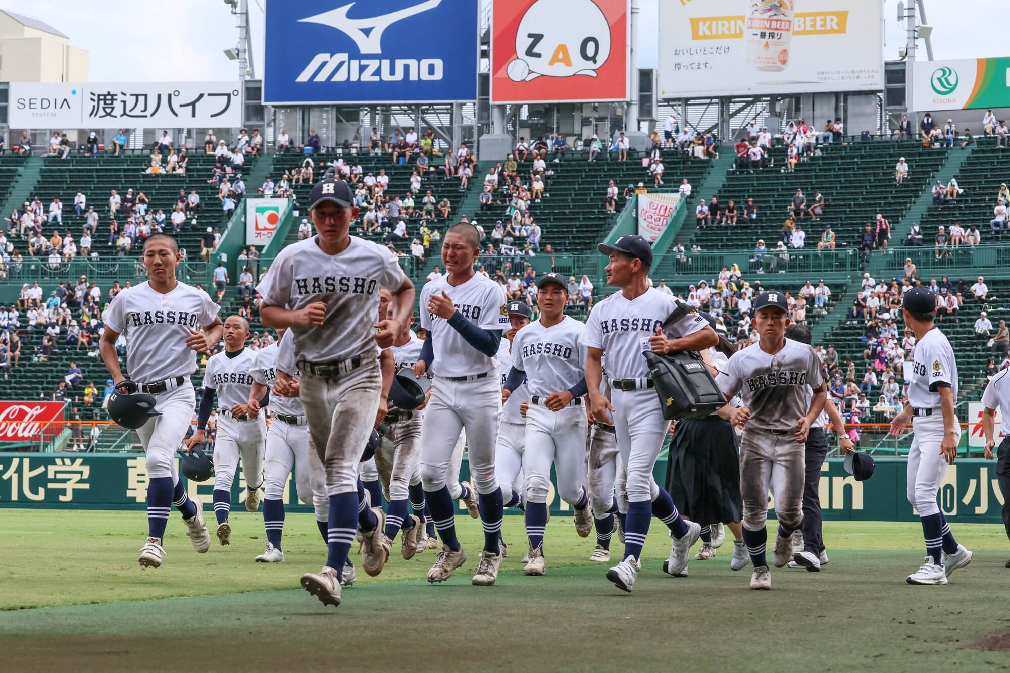 八幡商―健大高崎　試合後、アルプス席へのあいさつを終えベンチに戻る八幡商の選手たち＝瀬戸口翼撮影