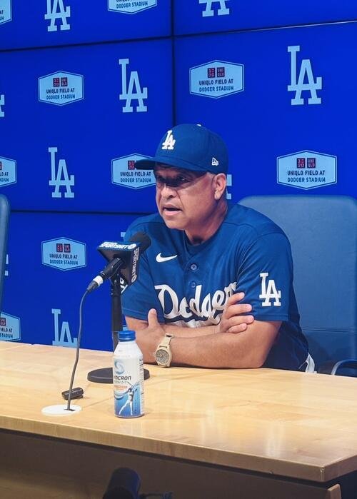 ブルワーズ戦前に会見するドジャースのデーブ･ロバーツ監督