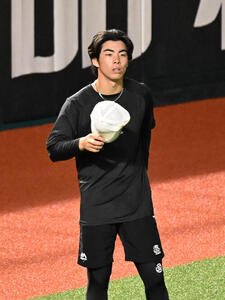 ソフトバンク対楽天　1軍に合流したソフトバンク村上泰斗(撮影･林敢治)