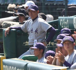 花巻東対岡山学芸館　2回裏、戦況を見守る花巻東･佐々木洋監督(撮影･河田真司)