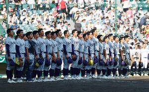 花巻東対岡山学芸館　岡山学芸館に勝利し校歌を歌う花巻東ナイン(撮影･加藤哉)