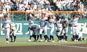 花巻東対岡山学芸館　花巻東に敗れ、涙を流す岡山学芸館の選手たち(撮影･河田真司)