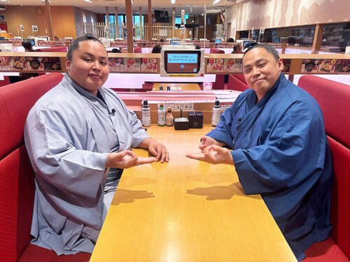 TBS｢いくらかわかる金？｣に出演する琴勝峰(左)と琴栄峰
