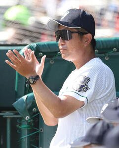 花巻東対岡山学芸館　6回裏、戦況を見守る岡山学芸館･佐藤貴博監督(撮影･河田真司)