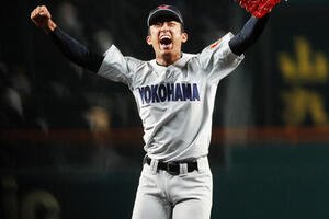 横浜対日南学園　6回裏日南学園1死満塁、下川源次を併殺に抑え、笑顔でガッツポーズする横浜･織田翔希(撮影･河田真司)