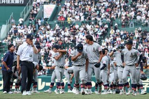 青森山田―東日大昌平　試合後、スタンドへのあいさつを終え、グラウンドを引き揚げる青森山田の選手たち=内田光撮影