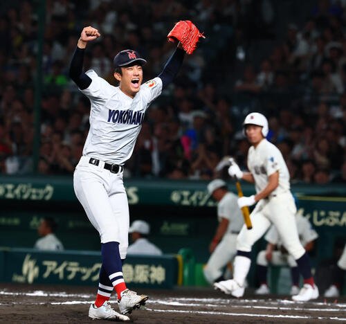 横浜対日南学園　6回裏日南学園1死満塁、織田翔希は下川源次を二ゴロ併殺に仕留めジャンプしてガッツポーズを見せる(撮影･加藤哉)
