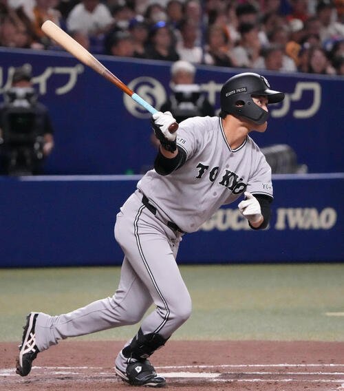 中日対巨人　4回表巨人2死二塁、適時打を放つ中山礼都(撮影･森本幸一)