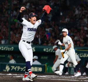 横浜対日南学園　6回裏日南学園1死満塁、織田翔希は下川源次を二ゴロ併殺に仕留めジャンプしてガッツポーズを見せる(撮影･加藤哉)