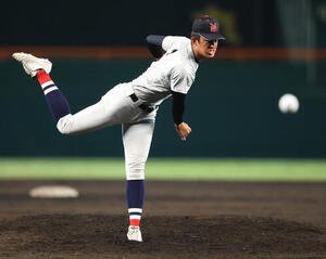 横浜対日南学園　6回裏、力投する横浜･織田翔希(撮影･河田真司)