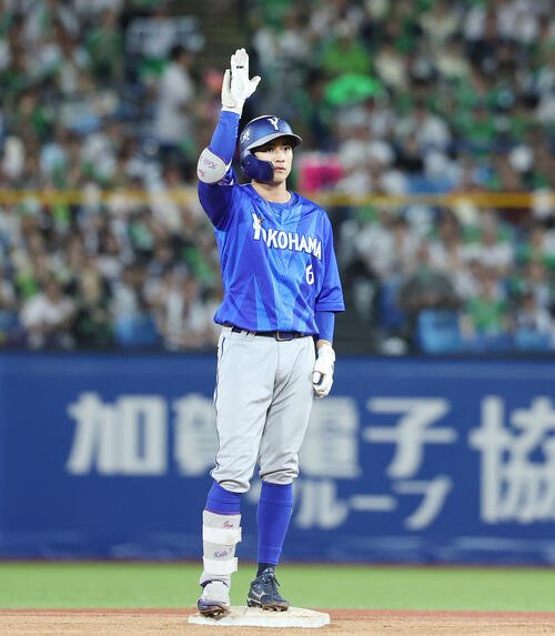 ヤクルト対DeNA 7回表DeNA2死一、二塁、2点適時二塁打を放った森敬斗(撮影･宮地輝)