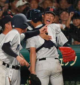 横浜対日南学園　7回裏、無死満塁のピンチを無失点で抑えた織田翔希(右)は捕手脇山魁音とベンチ前で抱き合って喜ぶ(撮影･上山淳一)