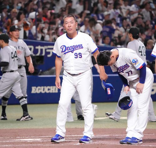 中日対巨人　試合終了、井上一樹監督(手前･左)は整列しスタンドの観客へあいさつをする(撮影･森本幸一)