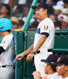 横浜対日南学園　2回表、ベンチからナインを見る横浜の村田浩明監督(撮影･加藤哉)