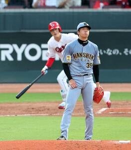 広島対阪神　2回裏広島2死一、二塁、森下暢仁に先制適時打を許した才木浩人(撮影･梅根麻紀)