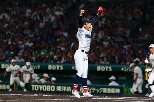 横浜対日南学園　6回裏日南学園1死満塁、織田翔希は下川源次を二ゴロ併殺に仕留めジャンプしてガッツポーズを見せる(撮影･加藤哉)