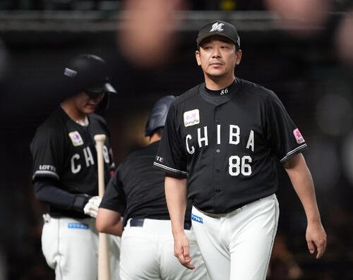 西武対ロッテ　西武に負けを喫したロッテサブロー監督(撮影･たえ見朱実)