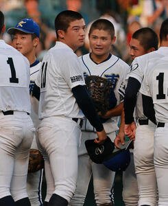 鳴門渦潮対霞ケ浦　試合後、霞ケ浦の選手と健闘をたたえ合う鳴門渦潮の有馬凜人(手前)(撮影･上山淳一)