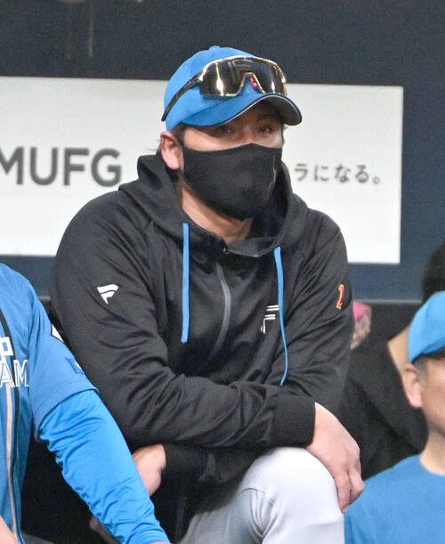 オリックス対日本ハム　試合を見守る日本ハムの新庄剛志監督(撮影･石井愛子)
