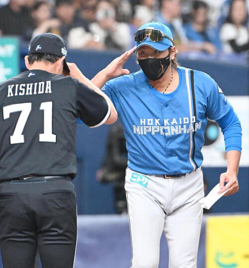 メンバー表を交換をする日本ハムの新庄監督剛志監督(右)、オリックスの岸田護監督(撮影･石井愛子)