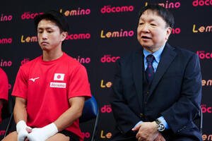 公開練習前、取材に応じる大橋秀行会長。左は石井武志(撮影･鈴木みどり)