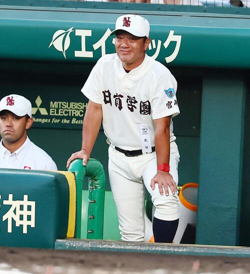 横浜対日南学園　ベンチから試合展開を見る日南学園の金川豪一郎監督(撮影･加藤哉)