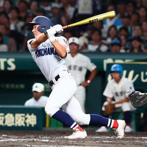 横浜対日南学園　7回表横浜2死二塁、千島大翼は中越え適時三塁打を放つ(撮影･加藤哉)