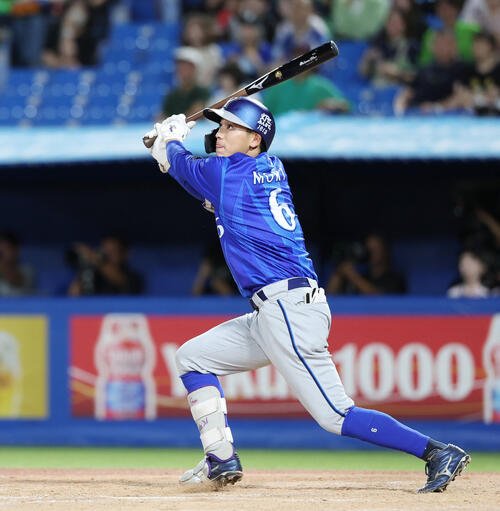 ヤクルト対DeNA 7回表DeNA2死一、二塁、2点適時二塁打を放つ森敬斗(撮影･宮地輝)