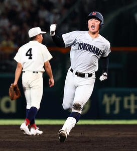 横浜対日南学園　9回表横浜2死満塁、江坂佳史は左越えに満塁本塁打を放ちガッツポーズ(撮影･加藤哉)