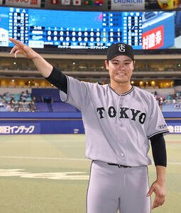 中日対巨人　ヒーローインタビューを受けた中山礼都はポーズを決める(撮影･上田博志)
