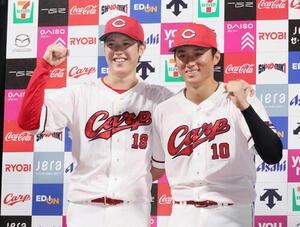 広島対阪神　お立ち台でポーズを決める森下暢仁(左)と佐々木泰(撮影･加藤孝規)