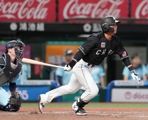 西武対ロッテ　3回表ロッテ無死一塁、右前にプロ初安打を放つ立松由宇(撮影･たえ見朱実)