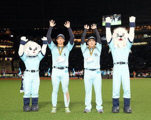 西武対ロッテ　ロッテに勝利しファンの声援に応える西武の石井一成(左)と豆田泰志(撮影･たえ見朱実)