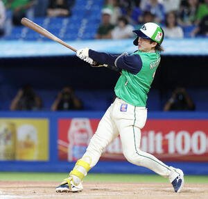 ヤクルト対DeNA 6回裏ヤクルト2死満塁、満塁本塁打を放つ長岡秀樹(撮影･宮地輝)