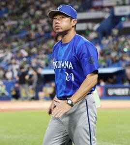 ヤクルト対DeNA　敗れて引き揚げるDeNA相川亮二監督(撮影･宮地輝)