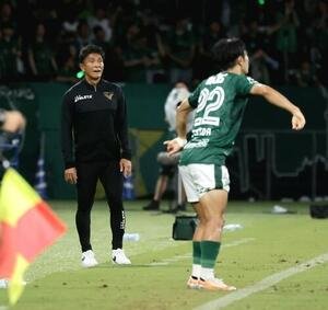 東京V対柏　前半、戦況を見守る東京V城福浩監督(左)(撮影･山本朝陽)