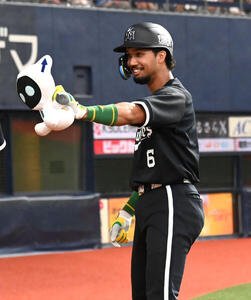 オリックス対日本ハム　8回裏オリックス1死二塁、宗佑磨は勝ち越し本塁打を放つ(撮影･石井愛子)