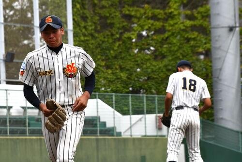 静岡裾野の大竹(左)は4回途中で梶に託して降板した