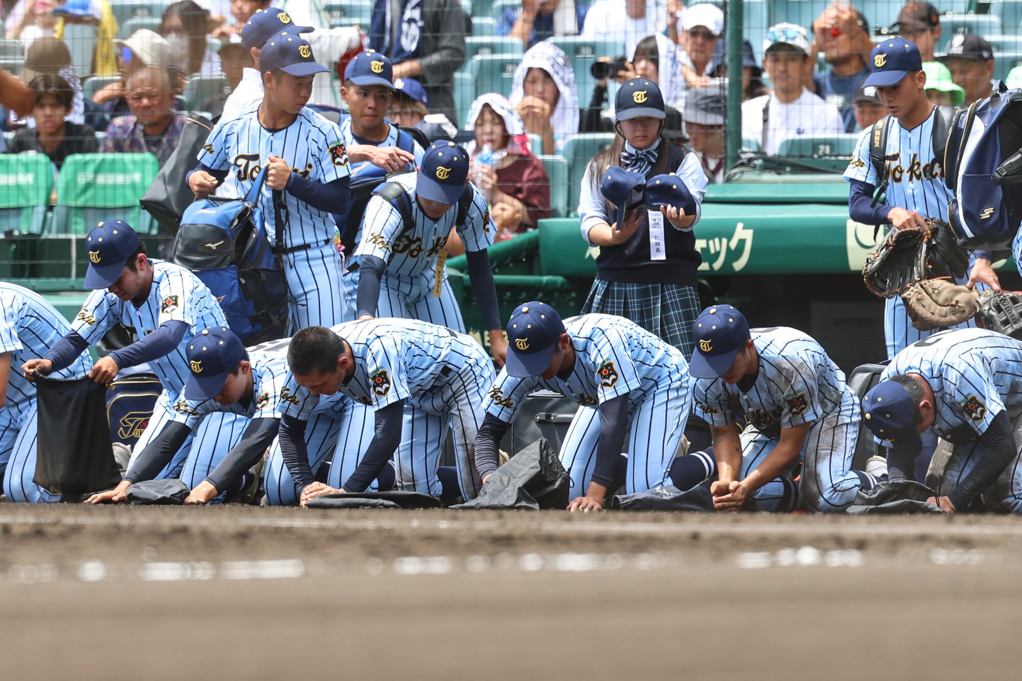 東海大甲府―健大高崎　試合後、グラウンドの土を集める東海大甲府の選手たち=13日、阪神甲子園球場、吉田耕一郎撮影